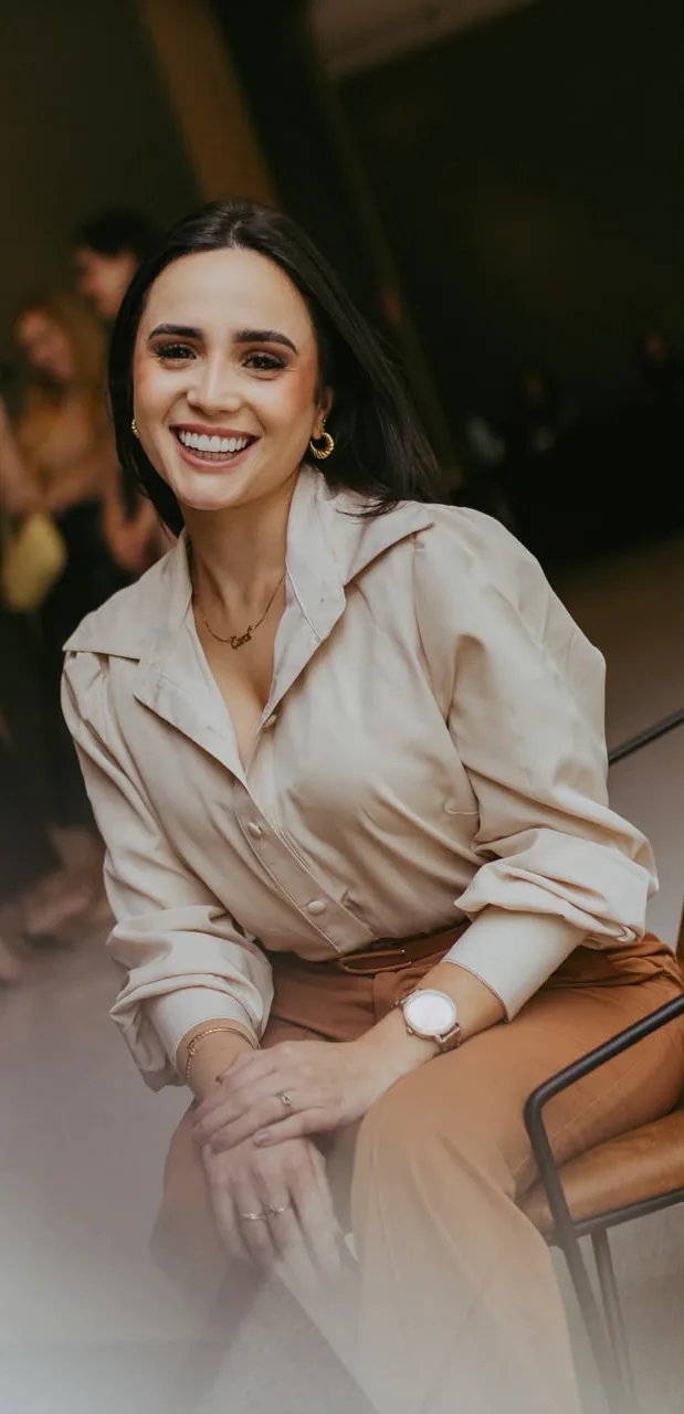 Carolina em um momento espontâneo, sorrindo